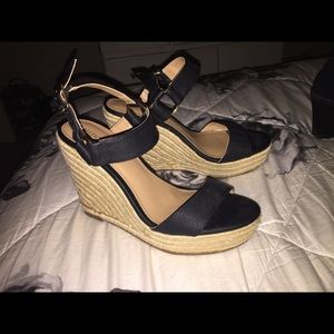 Black wedges